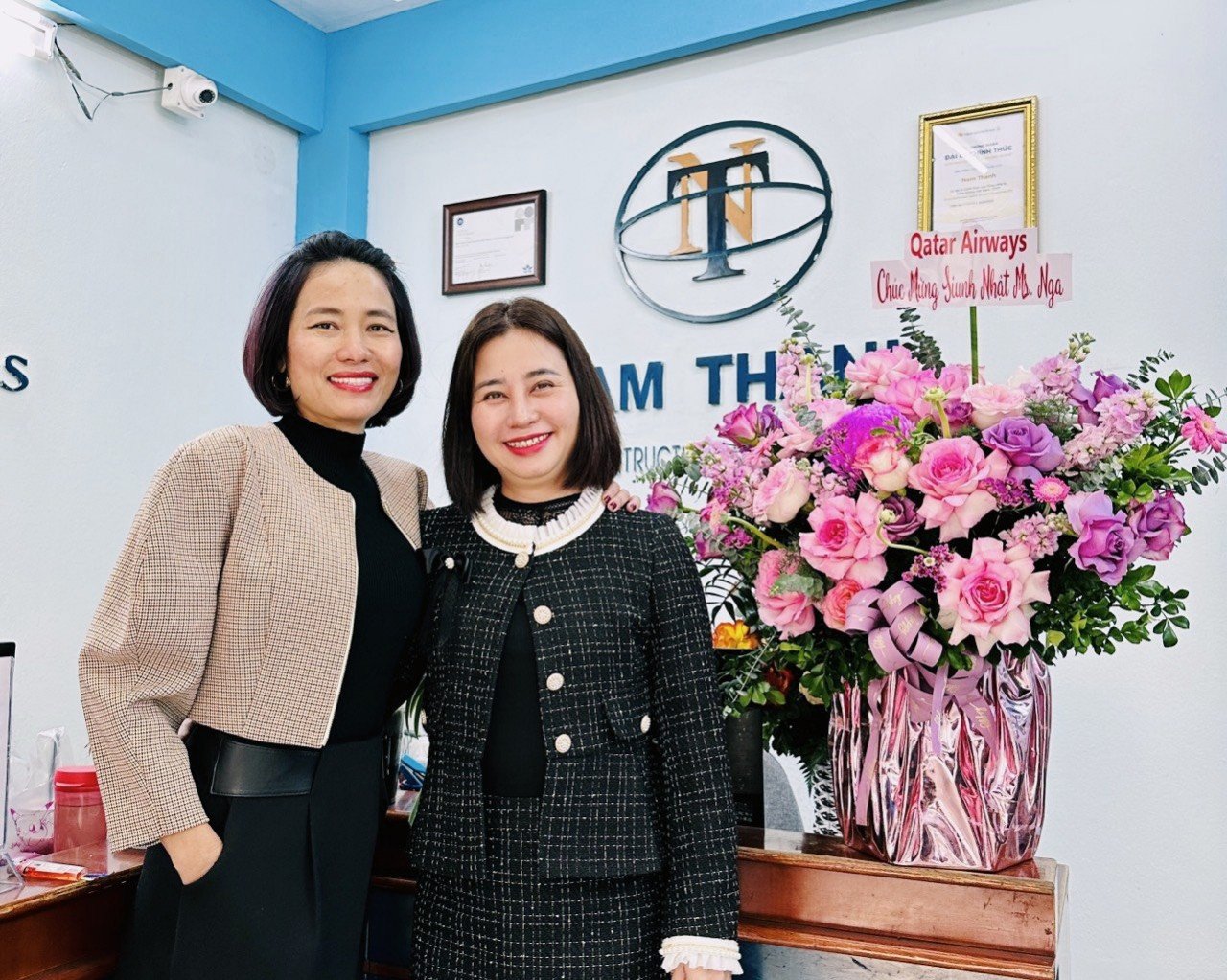 Đại diện của các hãng hàng không cũng có mặt để gửi tới Mrs.Nga những lời chúc tốt đẹp Đại diện của các hãng hàng không cũng có mặt để gửi tới Mrs.Nga những lời chúc tốt đẹp