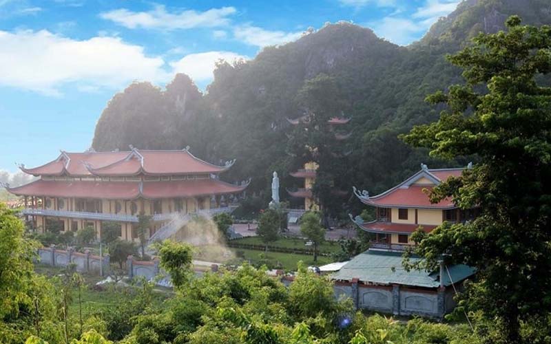 Chùa Cổ Am có vị trí toạ lạc sừng sững giữa những khung cảnh núi rừng hoà hợp Chùa Cổ Am có vị trí toạ lạc sừng sững giữa những khung cảnh núi rừng hoà hợp