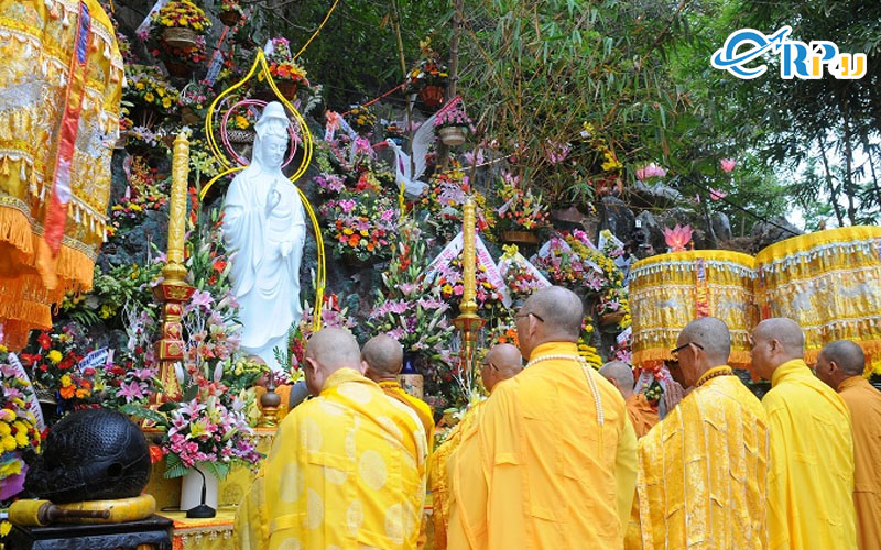Tượng Bồ T&aacute;t Quan Thế &Acirc;m l&agrave; bức tượng thi&ecirc;n tạo ứng linh trong c&acirc;u chuyện sự t&iacute;ch tạo n&ecirc;n ch&ugrave;a