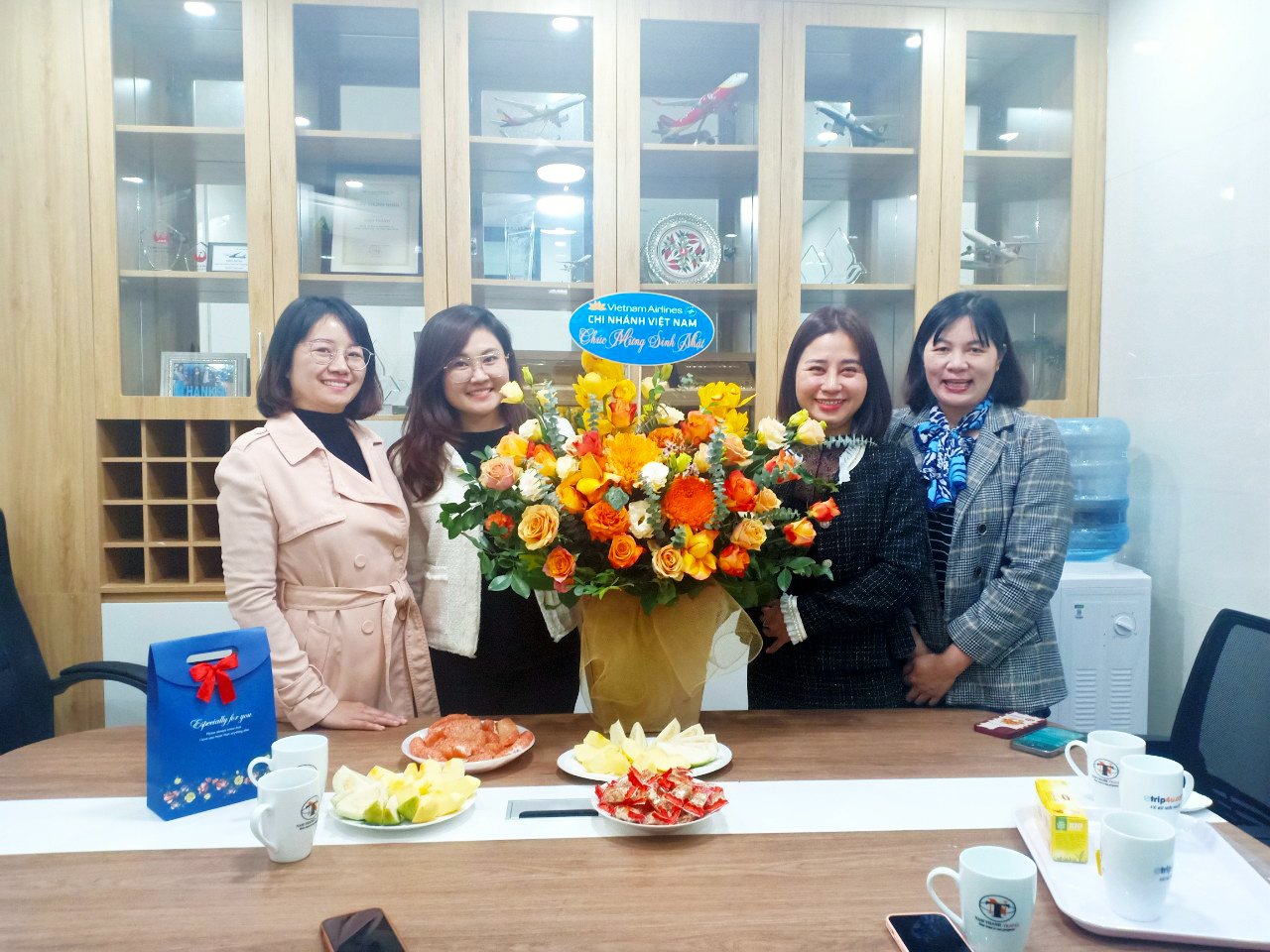 Phó giám đốc Nguyễn Thúy Nga chụp ảnh cùng nhân viên trong công ty Phó giám đốc Nguyễn Thúy Nga chụp ảnh cùng nhân viên trong công ty