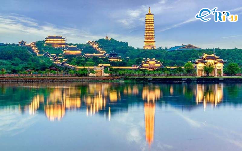 Ch&ugrave;a B&aacute;i Đ&iacute;nh l&agrave; một địa điểm du lịch t&acirc;m linh nổi bật của Ninh B&igrave;nh