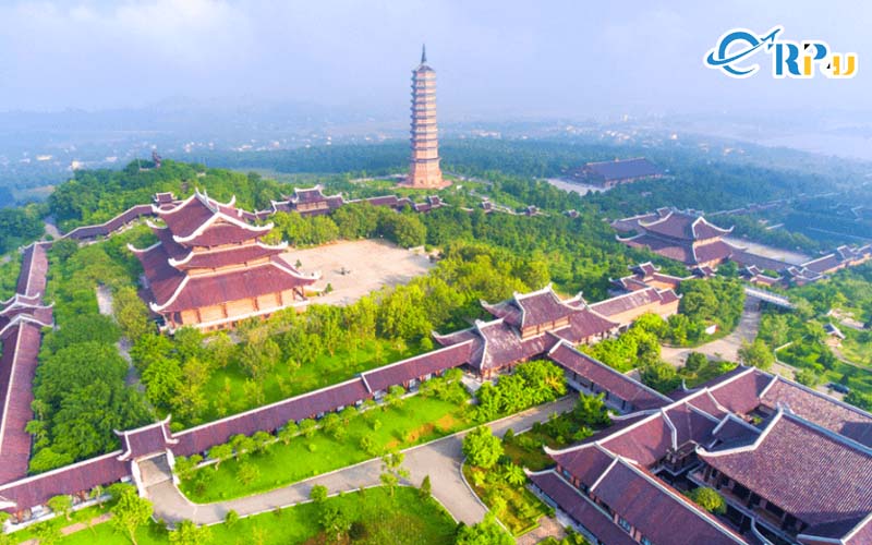 Ch&ugrave;a B&aacute;i Đ&iacute;nh ch&iacute;nh l&agrave; nơi đ&oacute;ng đ&ocirc; tạm thời của nh&agrave; Đinh