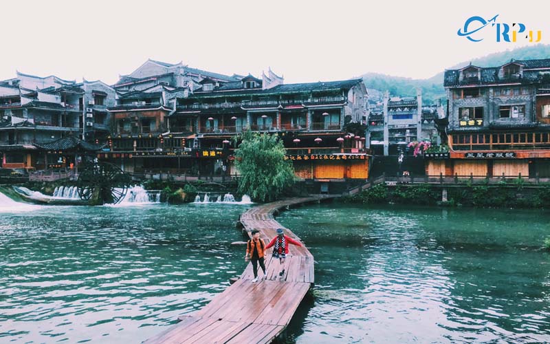 Phượng Hoàng cổ trấn là một địa điểm có sông nước, núi non hữu tình nổi tiếng tại Trung Quốc Phượng Hoàng cổ trấn là một địa điểm có sông nước, núi non hữu tình nổi tiếng tại Trung Quốc
