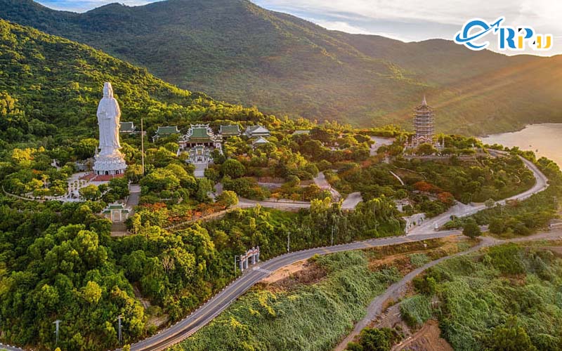 Du lịch Đà Nẵng mà bạn vẫn chưa đến địa điểm tâm linh chùa Linh Ứng thì thật là một thiếu sót Du lịch Đà Nẵng mà bạn vẫn chưa đến địa điểm tâm linh chùa Linh Ứng thì thật là một thiếu sót