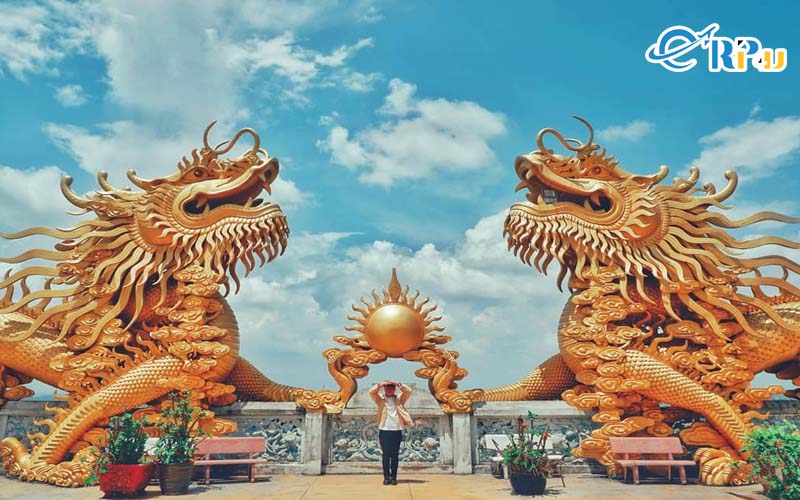 2 sân rồng với mỗi bên có 2 con rồng uy nghi lẫm liệt châu đầu vào nhau 2 sân rồng với mỗi bên có 2 con rồng uy nghi lẫm liệt châu đầu vào nhau
