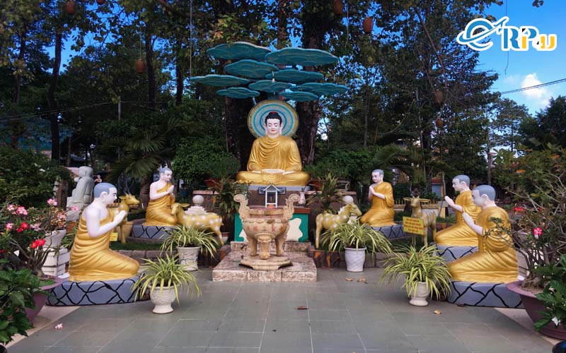 Khuôn viên chùa còn có một hồ sen trắng, là nơi thờ tượng Đức Quan Thế Nam Hải cao khoảng 2m ngự trên đài sen Khuôn viên chùa còn có một hồ sen trắng, là nơi thờ tượng Đức Quan Thế Nam Hải cao khoảng 2m ngự trên đài sen