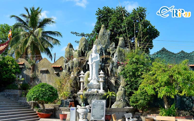 Hiện nay ch&ugrave;a c&oacute; đến hơn 10 người t&igrave;nh nguyện l&agrave;m c&ocirc;ng việc đổ b&aacute;nh x&egrave;o chay