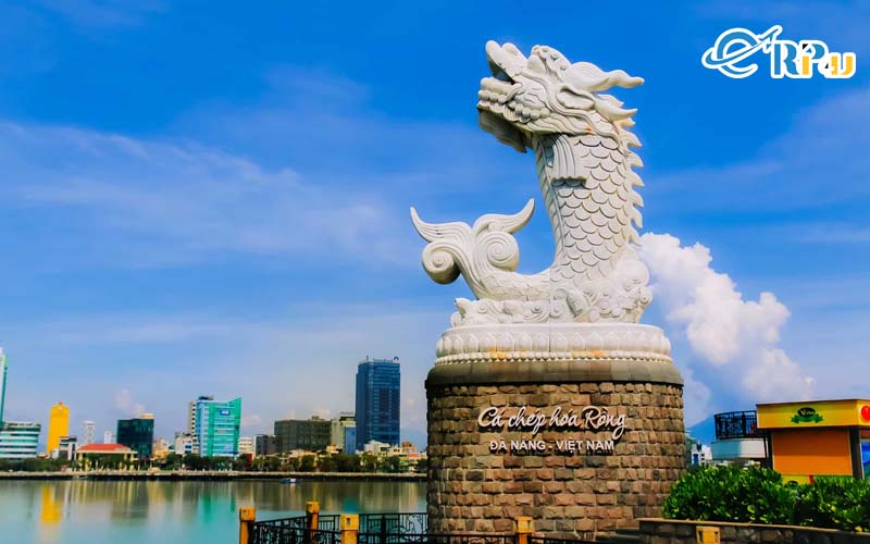 Cây cầu Tình Yêu và tượng cá chép hoá rồng là một biểu tượng đặc trưng của bến cảng nơi đây Cây cầu Tình Yêu và tượng cá chép hoá rồng là một biểu tượng đặc trưng của bến cảng nơi đây