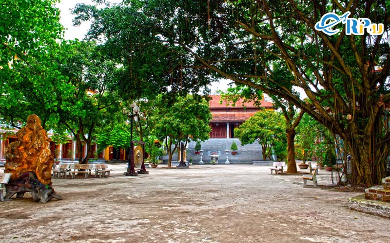 Ch&ugrave;a Bồ Đề c&oacute; tổng thể kiến tr&uacute;c như: ch&ugrave;a ch&iacute;nh, nh&agrave; Tổ, Điện Mẫu, nh&agrave; kh&aacute;ch, khu mộ th&aacute;p,...