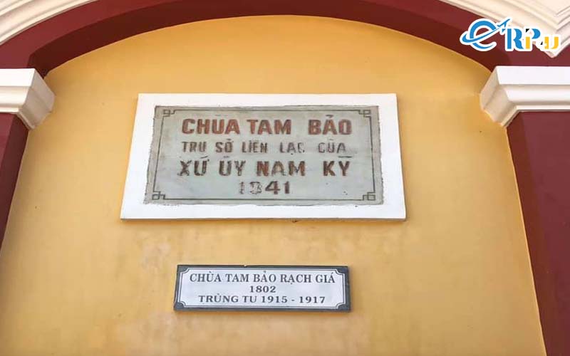 Quanh điện thờ được chạm trổ điêu khắc những hoa văn chi tiết một cách rất tỉ mỉ, công phu Quanh điện thờ được chạm trổ điêu khắc những hoa văn chi tiết một cách rất tỉ mỉ, công phu