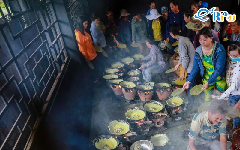 mỗi ng&agrave;y c&oacute; khoảng 5.000-6.000 chiếc b&aacute;nh được đổ ra