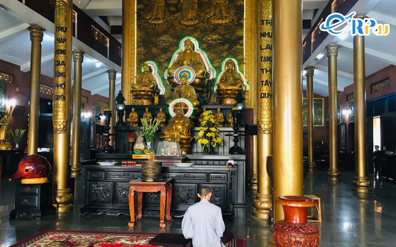 Đ&agrave;i Quan &Acirc;m gồm tượng Quan Thế &Acirc;m Bồ T&aacute;t đứng ngự tr&ecirc;n đ&agrave;i sen