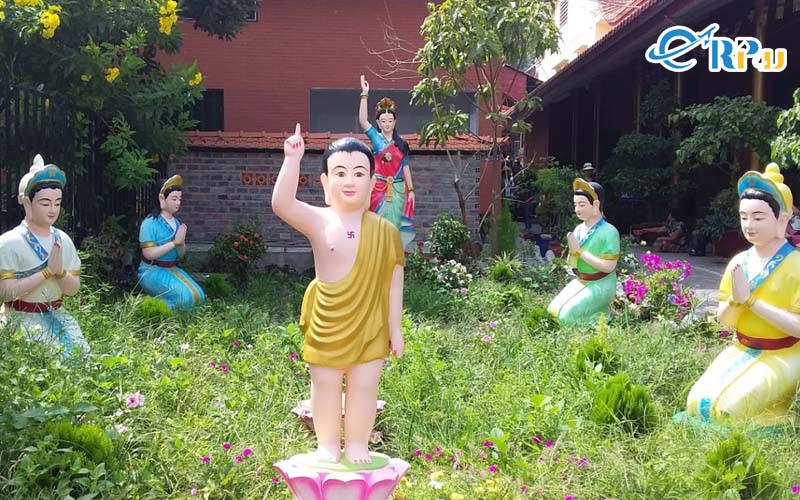 Ch&ugrave;a c&oacute; vị tr&iacute; nằm dưới ch&acirc;n N&uacute;i Cậu