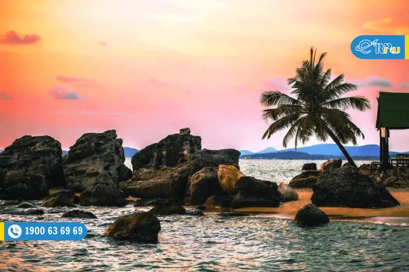 B&atilde;i đ&aacute; tự nhi&ecirc;n cạnh Dinh Cậu Ph&uacute; Quốc