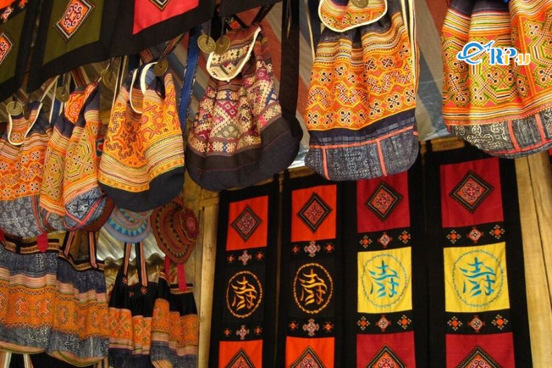 Mua sắm tại c&aacute;c gian h&agrave;ng d&acirc;n tộc