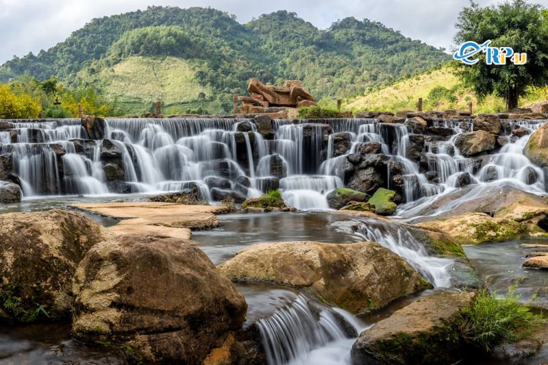 Gh&eacute; thăm bản Vặt