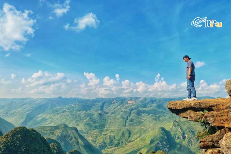 Check-in ngh&igrave;n like tại mỏm đ&aacute; cheo leo từ đ&egrave;o M&atilde; P&iacute; L&egrave;ng