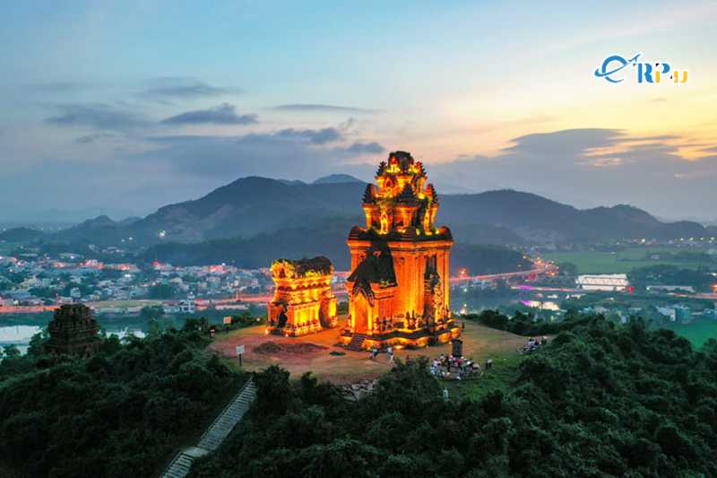 Đường đi đến th&aacute;p B&aacute;nh &Iacute;t