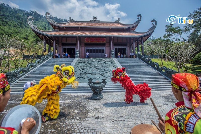 Cầu may mắn tại đền Thần T&agrave;i