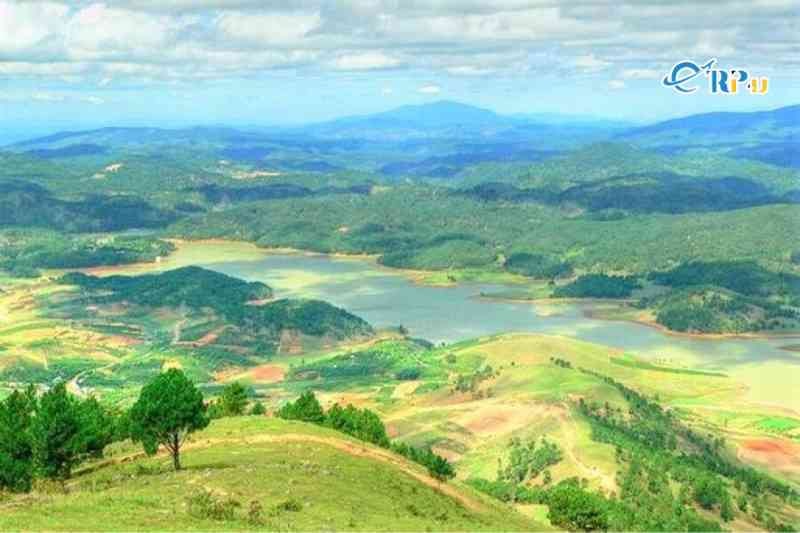 Tr&ecirc;n đỉnh n&uacute;i Langbiang Đ&agrave; Lạt