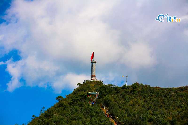 Gi&aacute; v&eacute; tham quan cột cờ Lũng C&uacute;