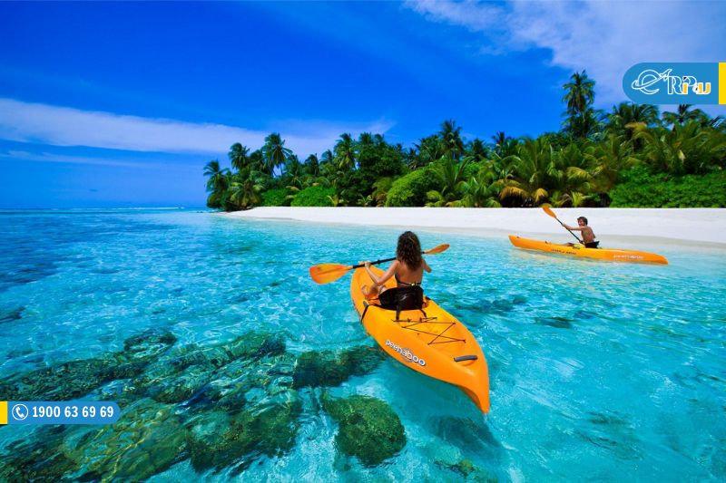 Ch&egrave;o thuyền kayak tại b&atilde;i sao ph&uacute; quốc