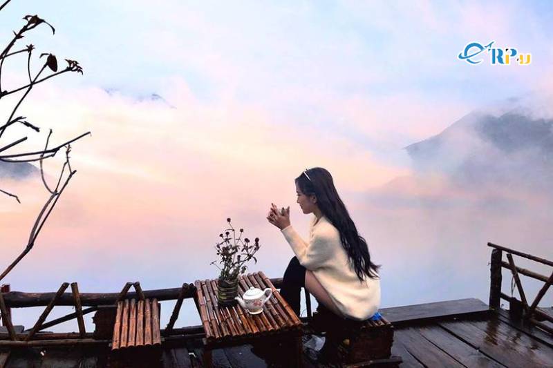 Thưởng thức đồ uống tại c&aacute;c qu&aacute;n caf&eacute; tr&ecirc;n đ&egrave;o &Ocirc; Quy Hồ