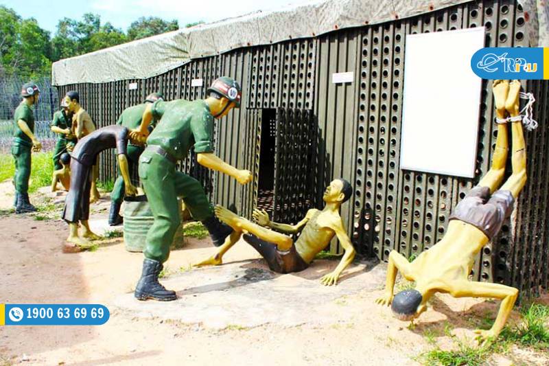 Tham quan ph&ograve;ng biệt giam tại nh&agrave; t&ugrave; ở Ph&uacute; Quốc