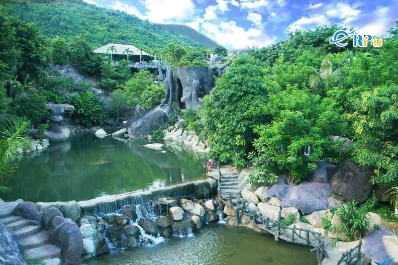 Dạo bước tr&ecirc;n con đường ven suối