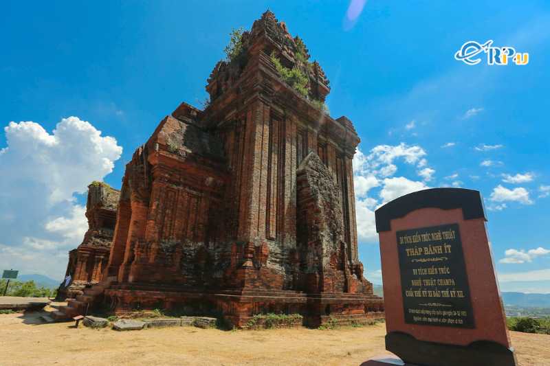 Th&aacute;p B&aacute;nh &Iacute;t l&agrave; một cụm th&aacute;p Chăm cổ