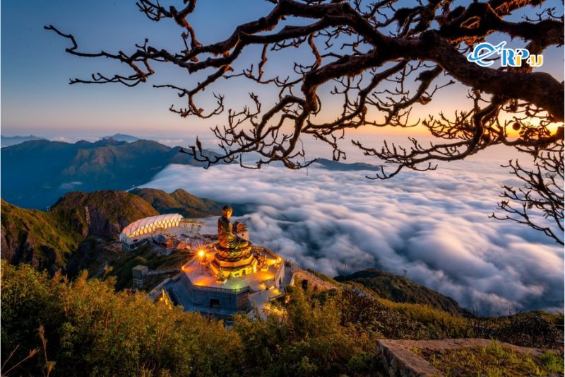 Ng&ocirc;i ch&ugrave;a tr&ecirc;n đỉnh Fansipan tuyệt đẹp