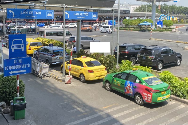 Di chuyển đến s&acirc;n bay T&acirc;n Sơn Nhất