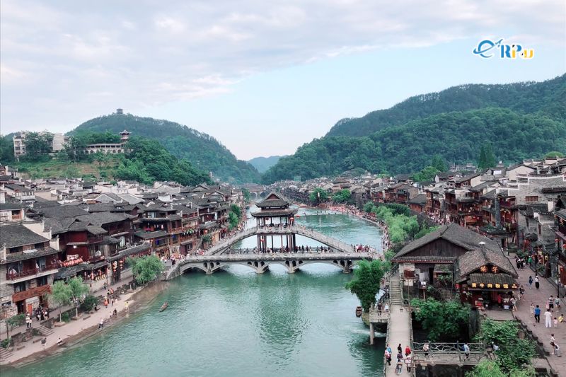 Chi ph&iacute; du lịch Phượng Ho&agrave;ng cổ trấn tự t&uacute;c