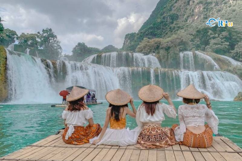 Đi thuyền ngắm th&aacute;c Bản Giốc