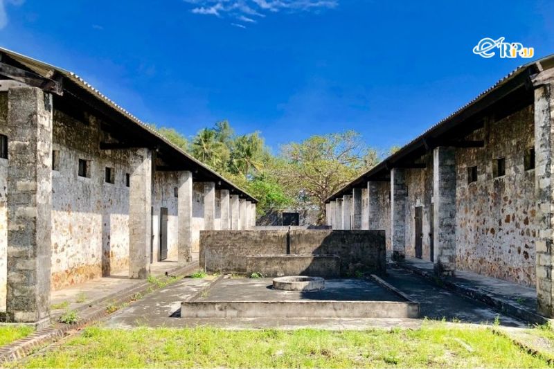 Nh&agrave; t&ugrave; C&ocirc;n Đảo