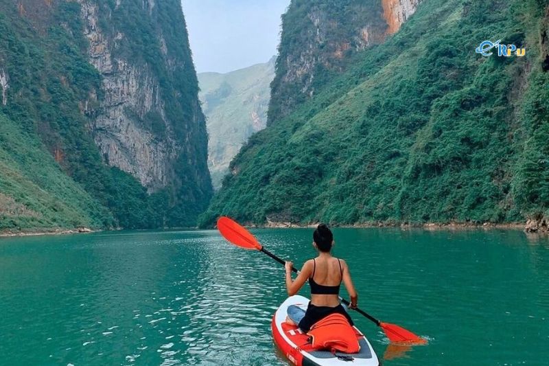 Ch&egrave;o thuyền Kayak lướt tr&ecirc;n Nho Quế
