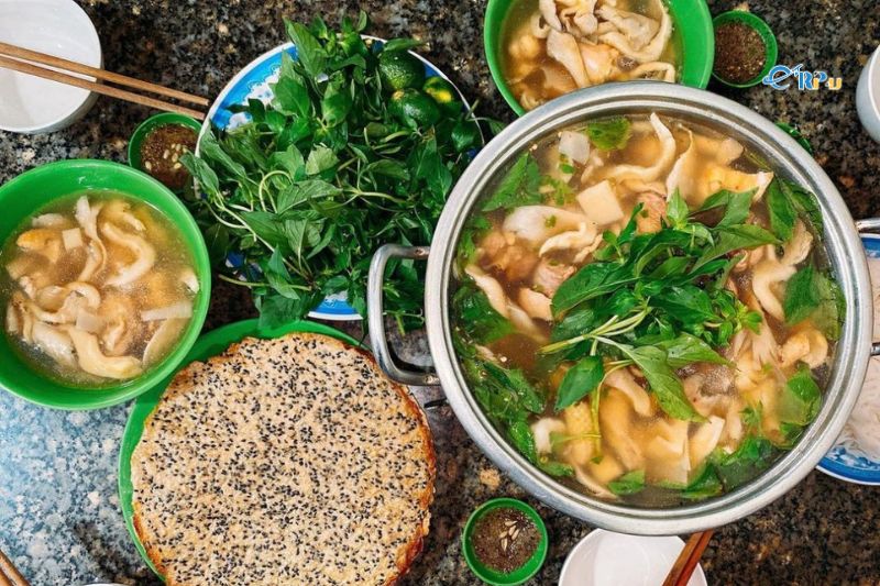 Lẩu g&agrave; l&aacute; &eacute;