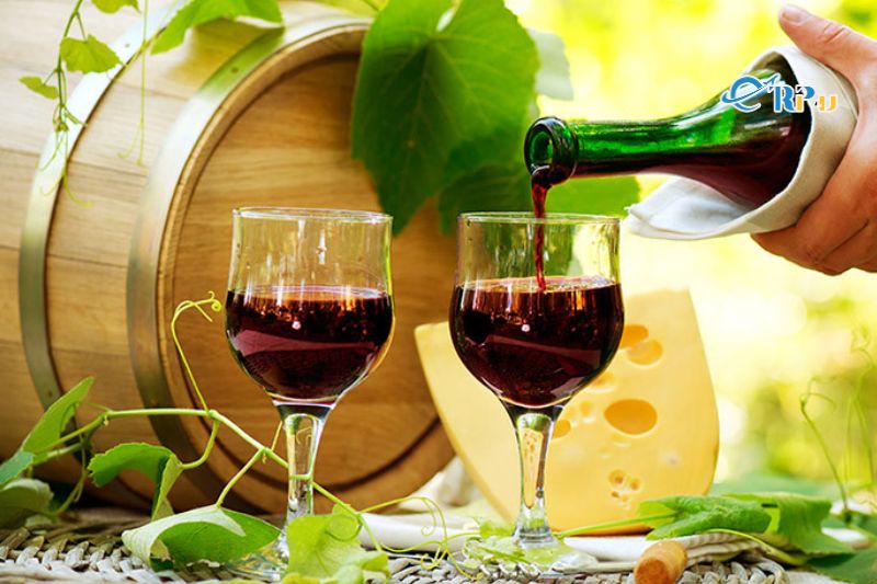 Thưởng thức m&oacute;n ăn c&oacute; hương vị rượu vang Di Lặc