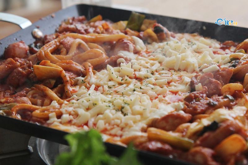 G&agrave; r&uacute;t xương x&agrave;o rau củ (Dak Galbi)