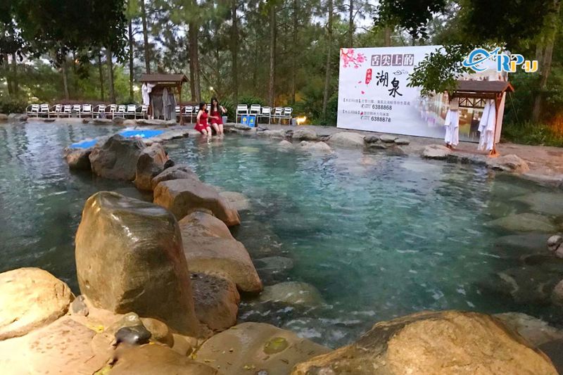 Tắm suối nước n&oacute;ng