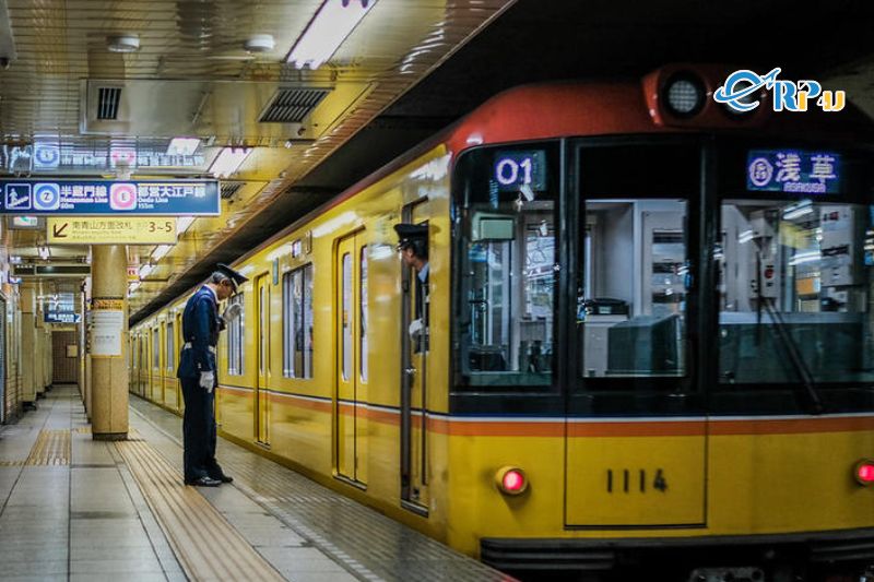 T&agrave;u điện ngầm Nhật Bản