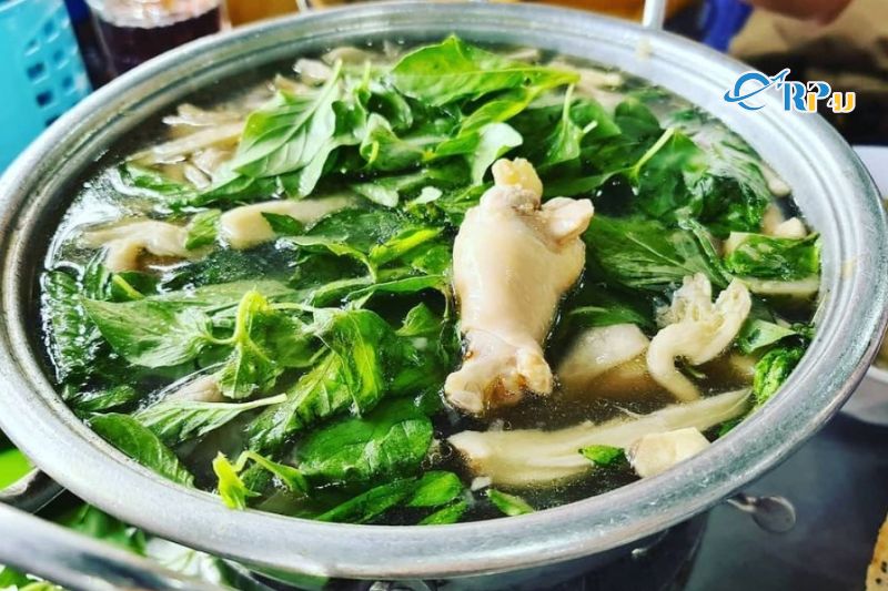 Lẩu g&agrave; l&aacute; &eacute;