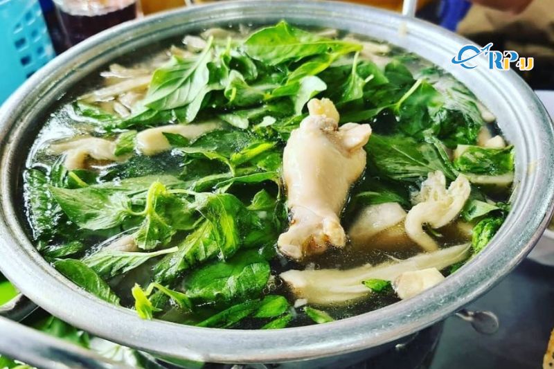 Lẩu g&agrave; l&aacute; &eacute; 