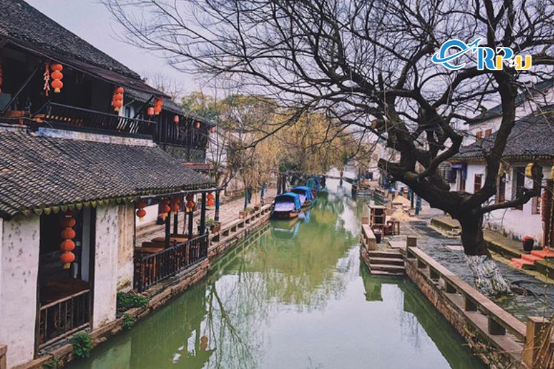 Xu&ocirc;i thuyền ngắm phố cổ&nbsp;