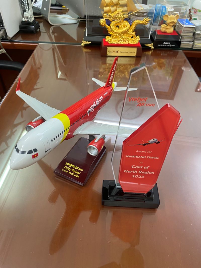 Đại diện của Vietjet Air đ&atilde; qua trao c&uacute;p v&agrave; qu&agrave;