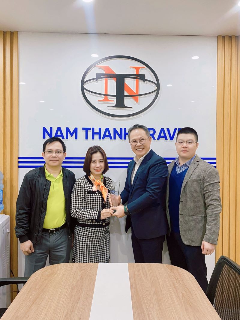 Đại diện hãng hàng không Korean Air ghé thăm và trao tận tay chiếc Cup danh dự Đại diện hãng hàng không Korean Air ghé thăm và trao tận tay chiếc Cup danh dự
