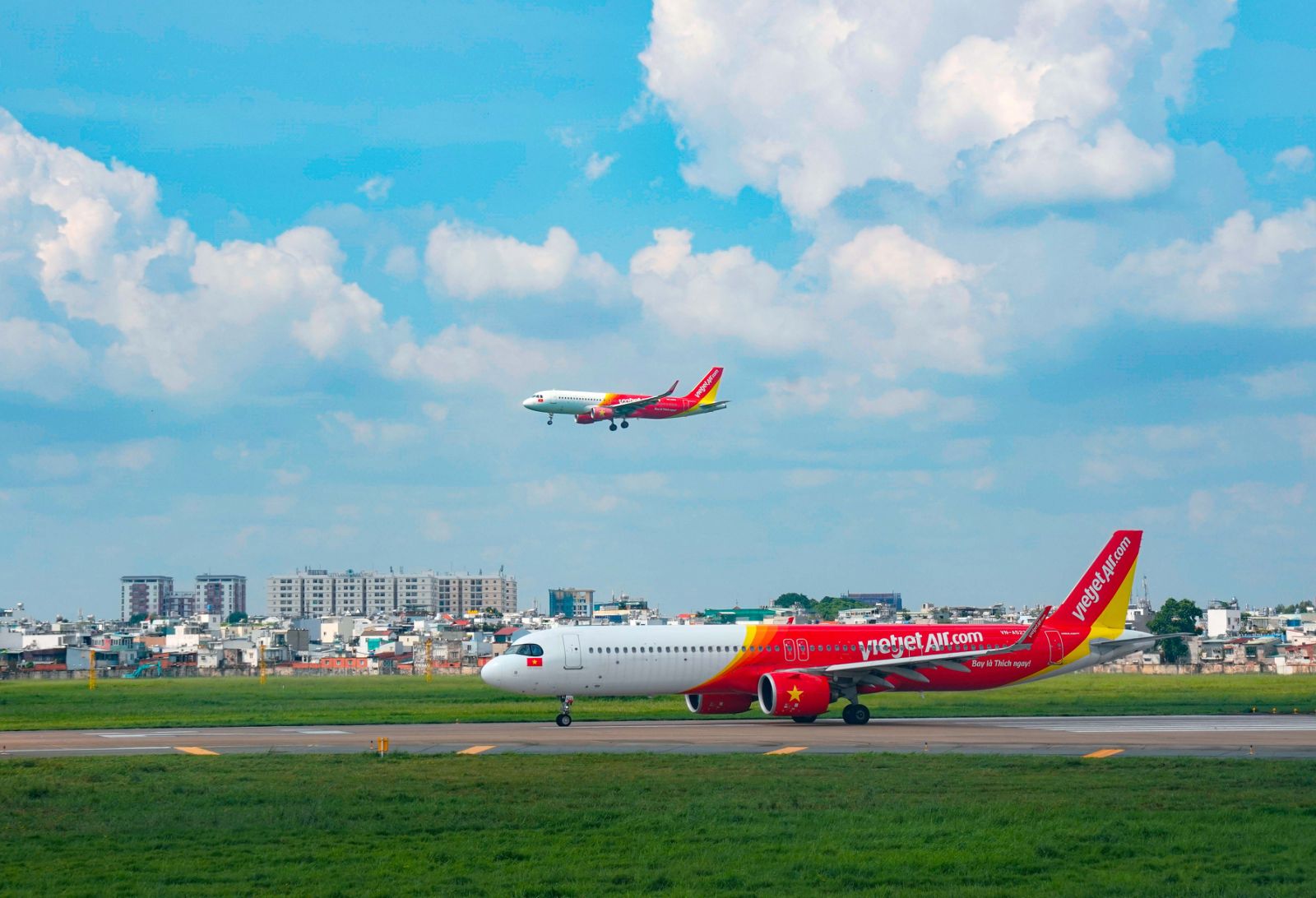 VietJet: Khuyến mãi chào mừng 200 triệu hành khách, tặng 2 triệu vé 0 đồng VietJet: Khuyến mãi chào mừng 200 triệu hành khách, tặng 2 triệu vé 0 đồng