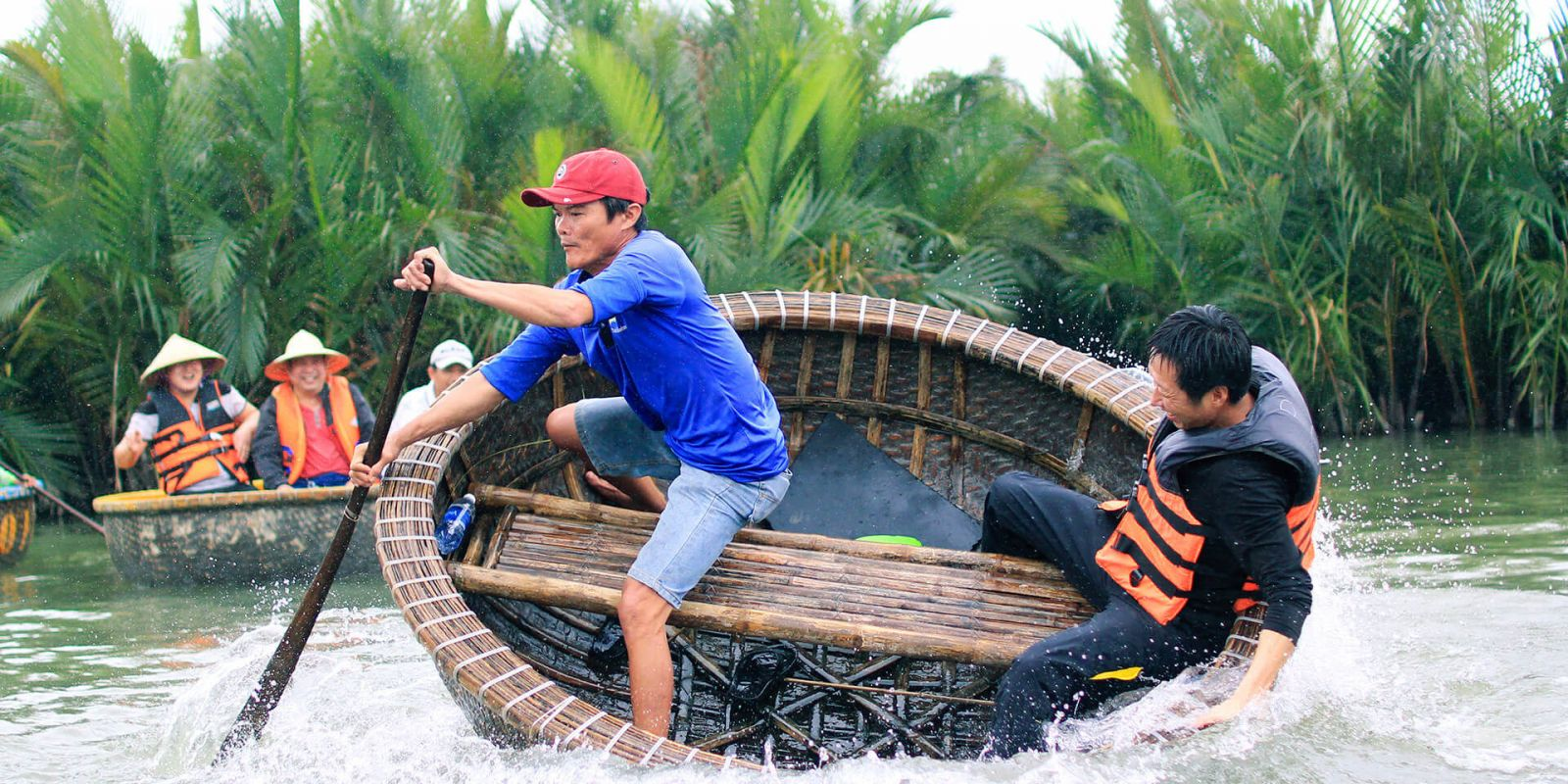 Du khách có thể ngồi thuyền thúng ngắm cảnh trên sông Du khách có thể ngồi thuyền thúng ngắm cảnh trên sông