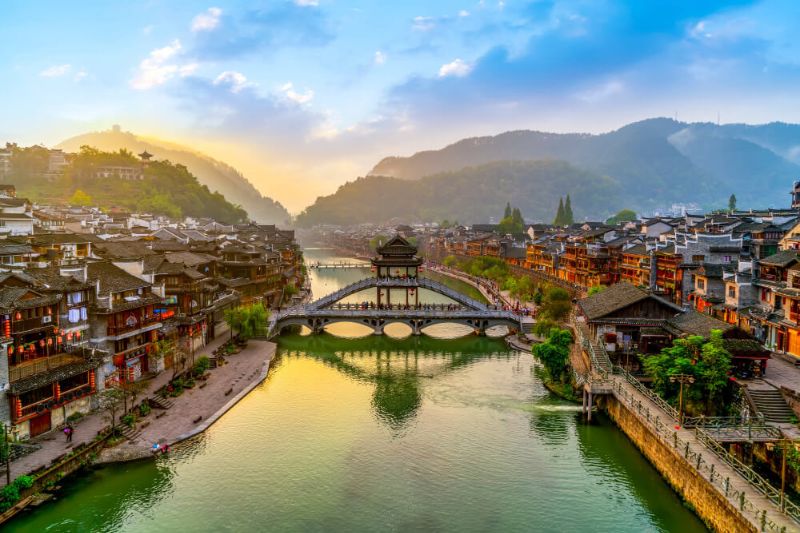 N&ecirc;n đi tour du lịch Trương Gia Giới - Phượng Ho&agrave;ng Cổ Trấn v&agrave;o thời điểm n&agrave;o?
