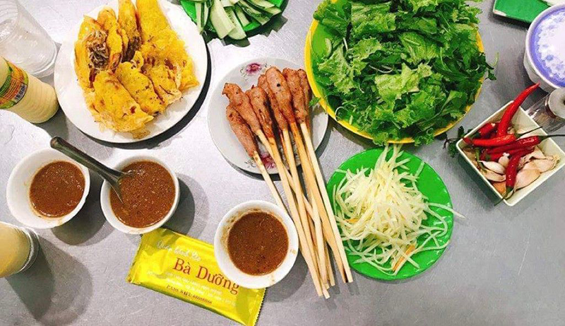 Thưởng thức món "ăn vặt quốc dân" bánh xèo - nem lụi Thưởng thức món "ăn vặt quốc dân" bánh xèo - nem lụi